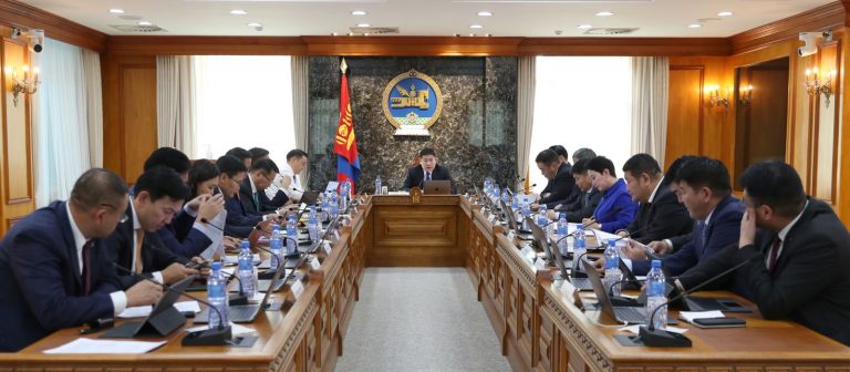 Монгол Улсын Ерөнхий сайд Л.Оюун-Эрдэнэ цаг үеийн асуудлаар мэдээлэл хийж байна