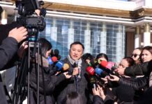 Эрүүл мэндийн сайд Ж.Чинбүрэн өнөөдөр талбай дээр суулт хийж байгаа эмч, ажилтнуудтай гурав дахь удаагаа уулзлаа