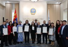 Соёл, спорт, аялал жуулчлал, залуучуудын сайд Ч.Ундрам 2024 оны утга зохиолын шилдэг бүтээлийн эздэд батламж гардууллаа