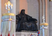 Эзэн Богд Чингис хааны хөшөөнд хүндэтгэл үзүүллээ