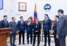 УИХ: Улсын Их Хурлын дарга, гишүүд “Чингис хаан” одонт Академич С.Нарангэрэлд хүндэтгэл үзүүлжээ