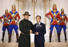 ЕТГ: Ванданжавын Адъяасүрэнд Ардын багш цол хүртээлээ