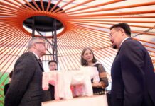 Монгол улсын Ерөнхий сайд Г.Занданшатар Швейцарт толилуулж буй “Монгол орон: Хоёр цаг хугацаа” үзэсгэлэнгээр зочилжээ