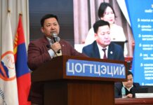 УИХ-ын гишүүн Ц.Мөнхбат сүүлийн уулзалтаа Өмнөговь аймгийн Цогтцэций суманд хийлээ