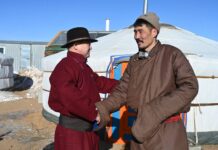 УИХ-ын гишүүн Ц.Мөнхбат Луус сумын ардчилагчдад гэрэгэ гардууллаа