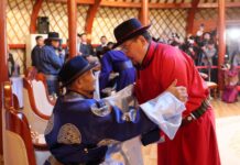 ЗГ: Төрийн ордны хүндэтгэлийн өргөөнд ахмад настнуудтай золгожээ