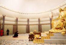 ЗГ: Xаврын тэргүүн сарын шинийн нэгний өглөө Монгол Улсын Ерөнхийлөгч, Улсын Их Хурлын дарга, Ерөнхий сайд нар Эзэн Богд Чингис хааны Алтан шүтээнд хүндэтгэл үзүүллээ