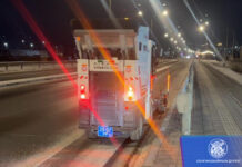 СХД: Өнгөрөгч шөнө орсон цасыг арилгаж, халтиргаа гулгаа үүсэхээс урьдчилан сэргийлж нийт 21тн давс, 88тн бодис, 20тн дайрга цацаж ажиллажээ