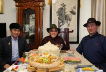 ХХААХҮ-ийн сайд М.Бадамсүрэн МУ-ын 15 дахь Ерөнхий сайд Ш.Гунгаадоржид хүндэтгэл үзүүлэн золгожээ