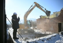 НИЙСЛЭЛ: “Сэлбэ 20 минутын хот” төслийн газар чөлөөлөлтөөр өндөр төвөгшилтэй объектыг буулгаж, нураах ажлыг эхлүүлжээ