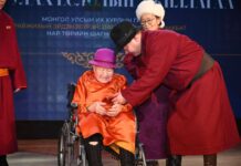 Ц.Мөнхбат УИХ-ын гишүүн: “Сүрээр дарагч” хэмээх гал морин жилийн сар шинийн баярыг тохиолдуулан Монгол Улсын Ерөнхийлөгчийн зарлигаар төрийн одон медаль хүртсэн нутгийн ахан дүүсдээ шагналыг нь гардууллаа