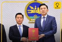 ЕТГ: УИХ-ын тухай хуульд нэмэлт, өөрчлөлт оруулах тухай хуулийн төслийг Ерөнхийлөгчийн Тамгын газрын дарга А.Үйлстөгөлдөр УИХ-ын дарга Н.Учралд өргөн барилаа