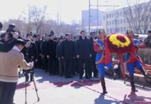 УИХ: Монголын төр, нийгмийн нэрт зүтгэлтэн Ж.Батмөнх агсны хөшөөнд цэцэг өргөж, хүндэтгэл үзүүлжээ