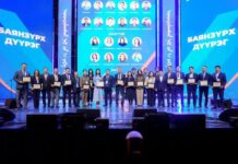 УИХ-ын гишүүн А.Ганбаатар: Баянзүрх дүүргээс сонгогдсон ҮБХ-ны гишүүдэд батламж гардуулжээ