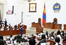 УИХ: Төрийн ордонтой танилцсан хүүхдүүдтэй УИХ-ын дарга С.Бямбацогт уулзаж, баяр хүргэлээ