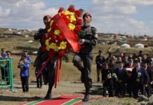 НИТХ: Хамбын овоо дахь “Давхарлагт байшин суварга”-д хүндэтгэл үзүүллээ