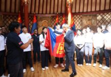 БОЛОВСРОЛЫН ЯАМ: Мэргэжлийн ур чадвараа сорих залууст Боловсролын сайд Л.Энх-Амгалан Монгол улсын Төрийн далбааг гардууллаа