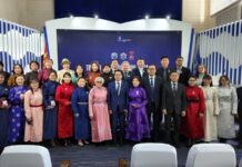 БОЛОВСРОЛЫН ЯАМ: Боловсролын салбарын нэр бүхий ажилтнуудад Төрийн дээд одон, медаль гардууллаа