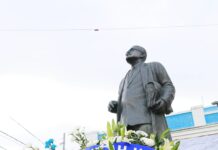 Ардчилсан намын удирдлагууд С.Зориг агсны хөшөөнд хүндэтгэл үзүүлж, цэцэг өргөлөө