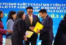 НИЙСЛЭЛ: Багш гэр бүлийн төлөөлөлд түрээслээд өмчлөх орон сууцны батламж гардууллаа