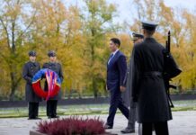 Ерөнхийлөгч У.Хүрэлсүх Хиетаниеми цогцолборт цэцэг өргөлөө