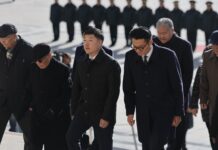 НИТХ: Нийслэлийн 387 жилийн ойд зориулан Гэрэлт хөшөөнд цэцэг өргөлөө